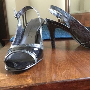 3/$30 Black & Gray Heels